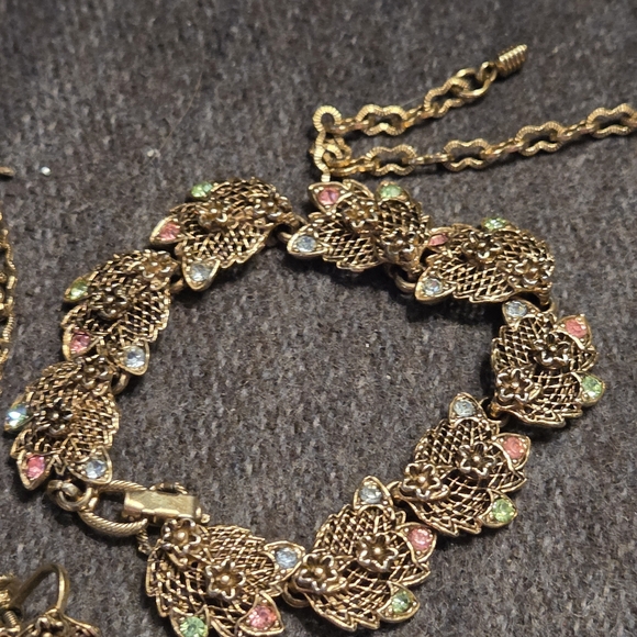 Vintage Gold Tone Floral Necklace 14" & Bracelet 6" Set Spring Easter Grannycore - Picture 3 of 6